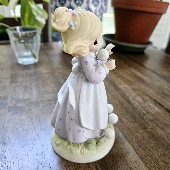 Precious Moments® 2001 "Nearer To The Heart Of God" Figurine #890731 - Picture 8 of 15